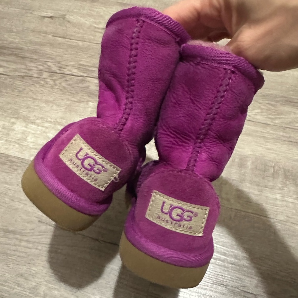UGG Kids Classic ll Boot Fuchsia Suede Size 8
